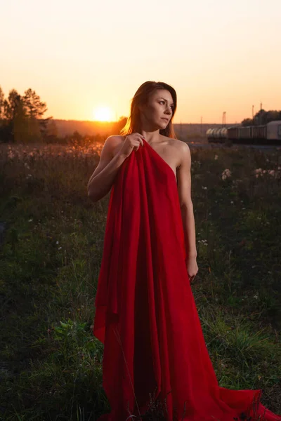 Dziewczyna Długiej Czerwonej Sukience Zachodzie Słońca Tle Natury — Zdjęcie stockowe