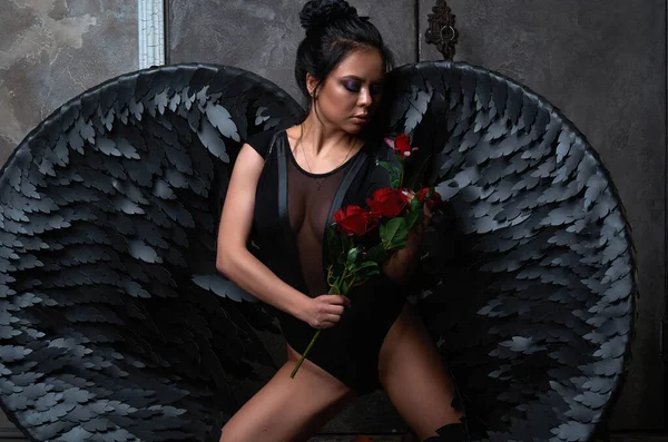 Meisje Met Zwart Engel Vleugels Een Donkere Kamer — Stockfoto