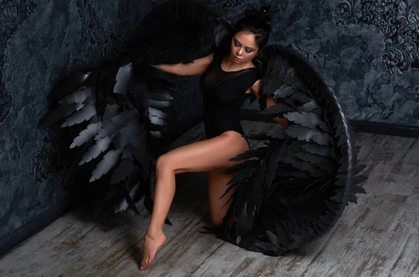 Meisje Met Zwart Engel Vleugels Een Donkere Kamer — Stockfoto