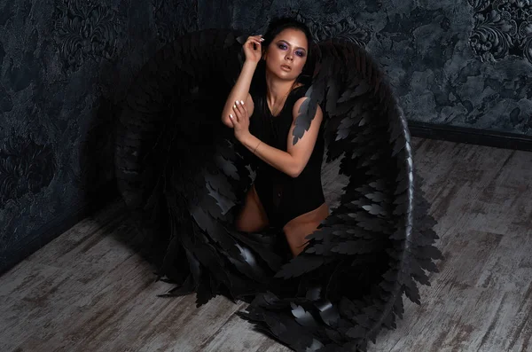 Menina Com Asas Anjo Preto Quarto Escuro — Fotografia de Stock