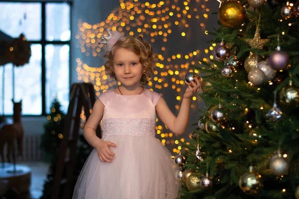 Una Niña Con Vestido Rosa Una Corona Cerca Del Árbol —  Fotos de Stock