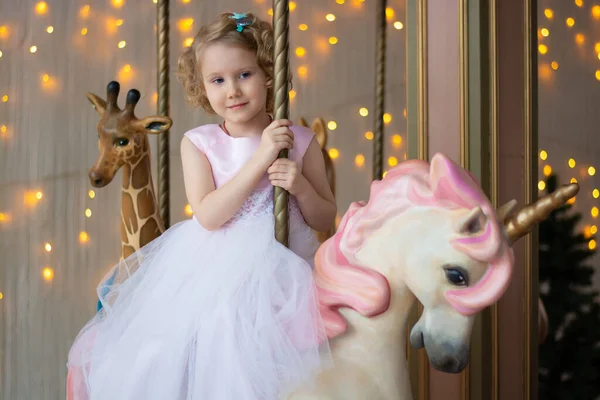 Una Niña Con Vestido Rosa Una Corona Carrusel Con Pony —  Fotos de Stock