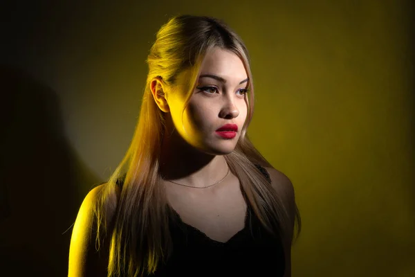 Retrato Uma Menina Loira Com Maquiagem Brilhante Luz Amarela — Fotografia de Stock