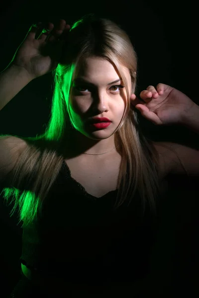 Porträt Eines Blonden Mädchens Mit Hellem Make Grünem Licht — Stockfoto