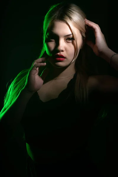 Ritratto Una Ragazza Bionda Con Trucco Luminoso Luce Verde — Foto Stock