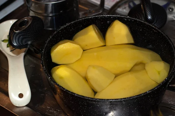 Μαγείρεμα πατάτες σε ένα κατσαρολάκι στη σόμπα.μαγείρεμα τροφίμων — Φωτογραφία Αρχείου