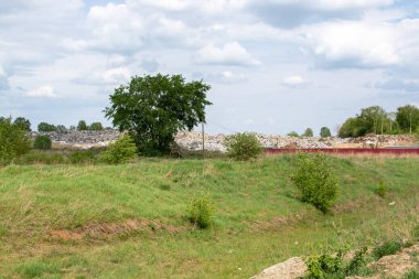 Ev çöplüğünün doğal çöplüğü. Çevre felaketi.