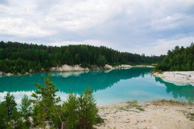 Turkuaz su ve beyaz kil ile kaolin ocağı