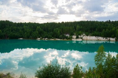Turkuaz su ve beyaz kil ile kaolin ocağı