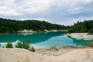 Turkuaz su ve beyaz kil ile kaolin ocağı