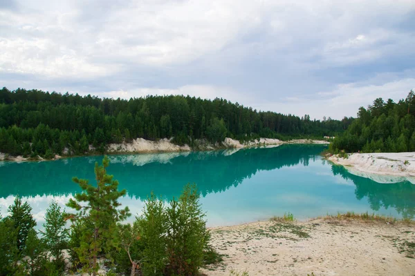 Turkuaz su ve beyaz kil ile kaolin ocağı