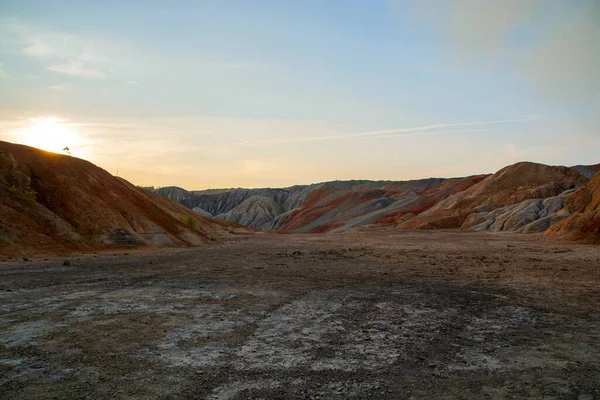 La cantera de arcilla se asemeja a un paisaje cósmico.Ural Mars.Vista superior de las colinas hechas de arcilla de color refractario. — Foto de Stock