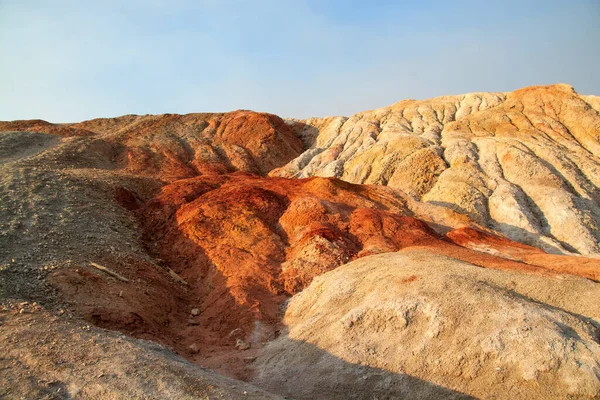 La cantera de arcilla se asemeja a un paisaje cósmico.Ural Mars.Vista superior de las colinas hechas de arcilla de color refractario. — Foto de Stock