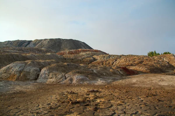 La cantera de arcilla se asemeja a un paisaje cósmico.Ural Mars.Vista superior de las colinas hechas de arcilla de color refractario. — Foto de Stock