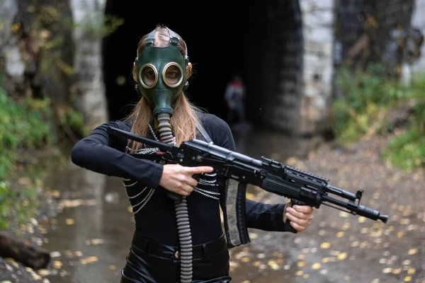 Woman Black Suit Gas Mask Machine Gun Her Hands — Stock Photo, Image