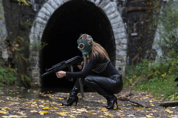 양복을 여자와 기관총을 마스크를 — 스톡 사진