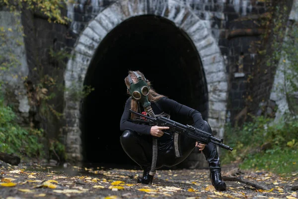 Elinde Makineli Tüfekle Siyah Takım Elbiseli Gaz Maskeli Bir Kadın — Stok fotoğraf