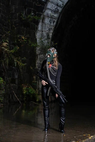 Woman Black Suit Gas Mask Machine Gun Her Hands — Stock Photo, Image