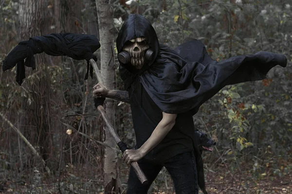 恐ろしい仮面の男と暗い森の中のスキスの黒い服ハロウィーンと死者の日のイメージ — ストック写真