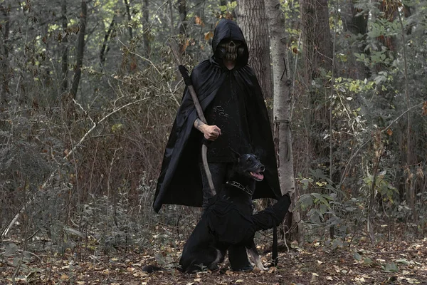 검은 색 개와 어두운 이마를 하고 검은 색 옷을 입은 남자 할로윈 과죽은 사람들의 날의 이미지 — 스톡 사진