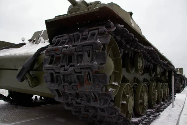 En sovjetisk stridsvagn vid övningsplatsen på vintern.Rysk militär utrustning — Stockfoto