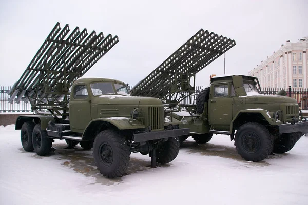 Kışın eğitim sahasında bir Sovyet tankı. Rus askeri teçhizatı.