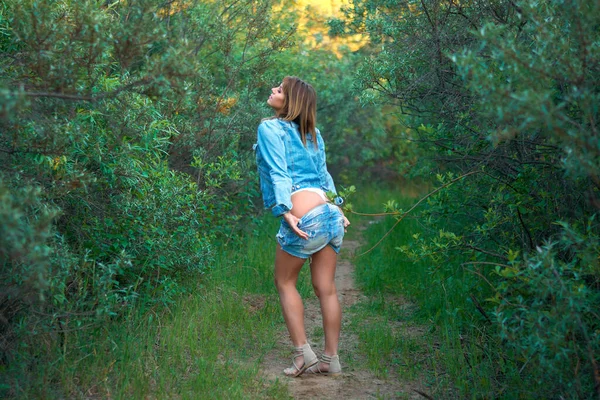 Flicka Blå Denim Shorts Och Jacka Promenader Parken — Stockfoto