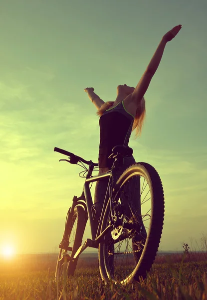 Menina em uma bicicleta — Fotografia de Stock