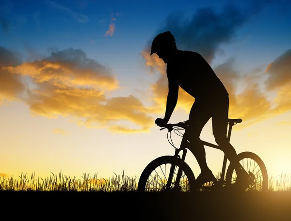 Ciclista montando una bicicleta de montaña — Foto de Stock