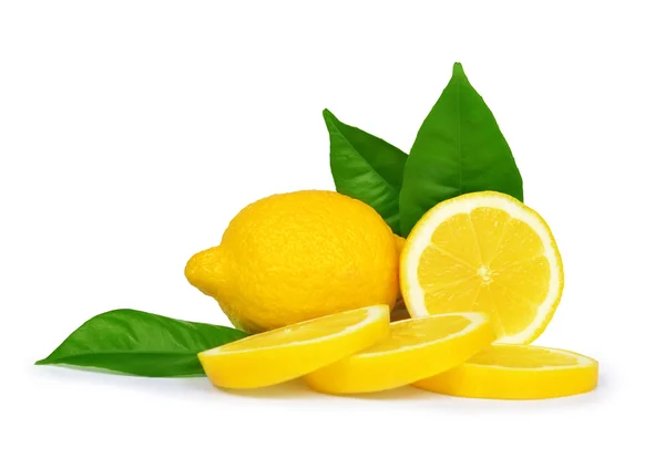 Лимоны с зелеными листьями — стоковое фото