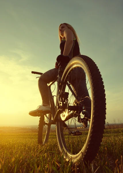 Chica en una bicicleta — Foto de Stock