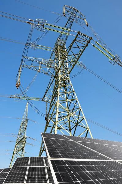 Solar panels with electricity pylon. — Stock Photo, Image