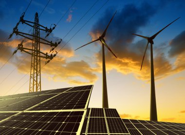 Rüzgar türbinleri ve elektrik pilon gün batımında güneş panelleri.