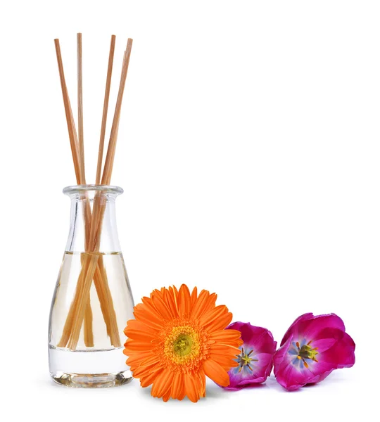 Освежитель воздуха с деревянными ароматами палочек и цветов — стоковое фото