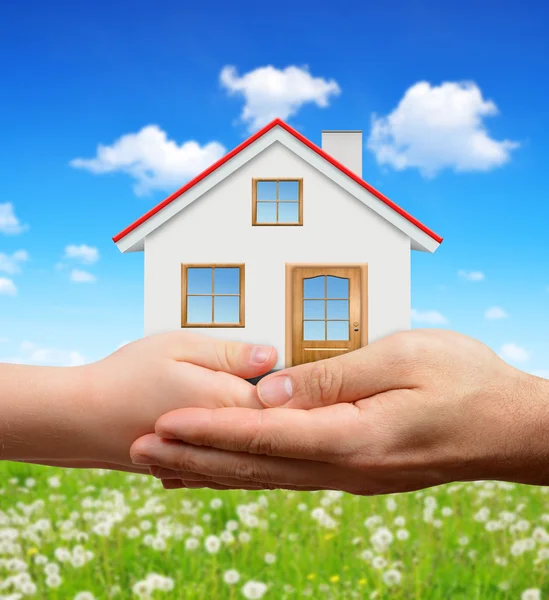 Mãos segurando casa — Fotografia de Stock