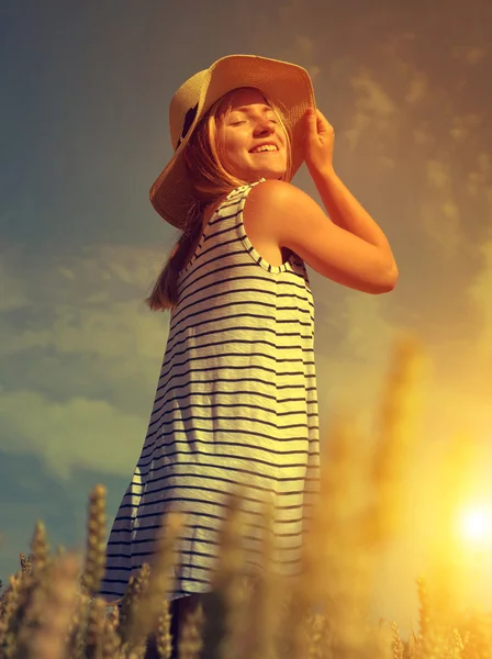Woman with hat in wheat field — Stock Photo, Image