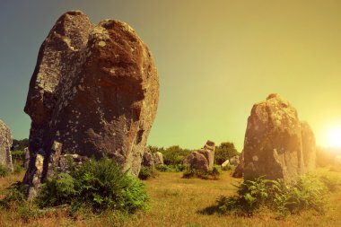 Gün batımında Carnac megalitik anıt Dikilitaş 
