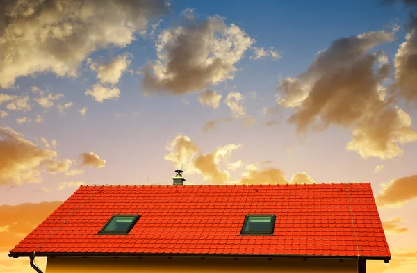 Casa de telhado com telhado de azulejos — Fotografia de Stock