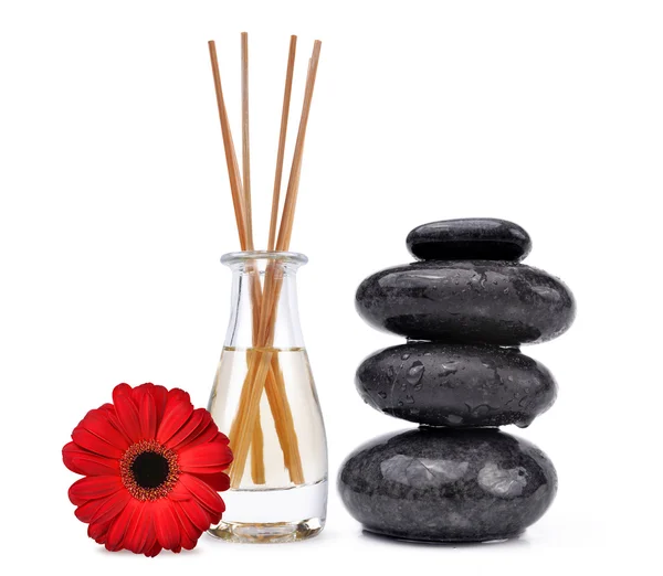 Luchtverfrisser met houten aroma stokken en stenen van de zwarte spa — Stockfoto