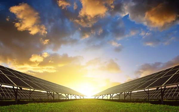 Solar energy panels against sunset sky. — Stock Photo, Image