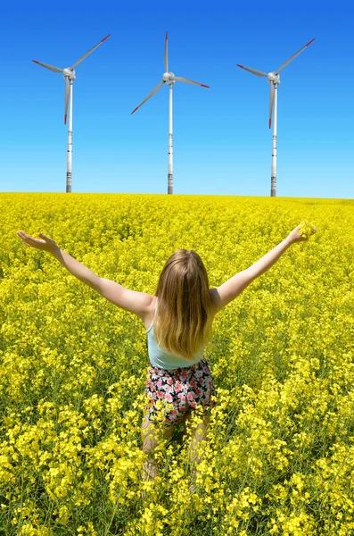 Młoda kobieta szczęśliwy na kwitnące pole rzepaku — Zdjęcie stockowe