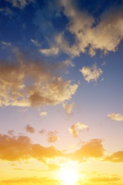 Gün batımında bulutlu renkli gökyüzü.