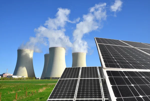 Güneş enerjisi panelleri ve nükleer enerji santrali — Stok fotoğraf