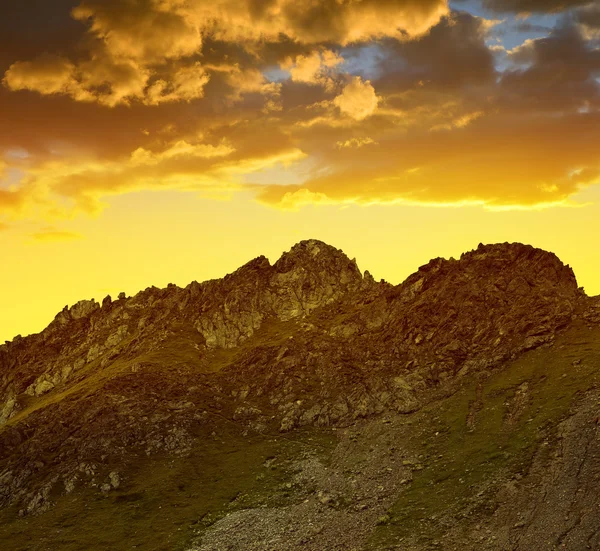 Prachtige alpine landschap in de buurt van Davos in de zonsondergang. — Stockfoto