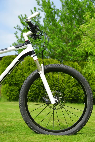 Rower na trawie — Zdjęcie stockowe