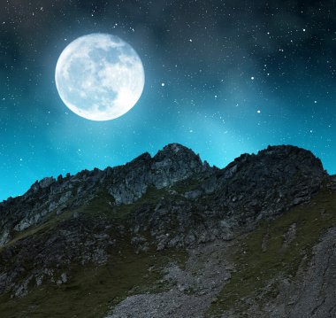 Gece Davos yakınındaki güzel Alp peyzaj.