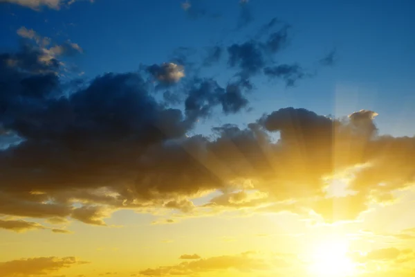 Ciel coloré avec nuages au coucher du soleil. — Photo