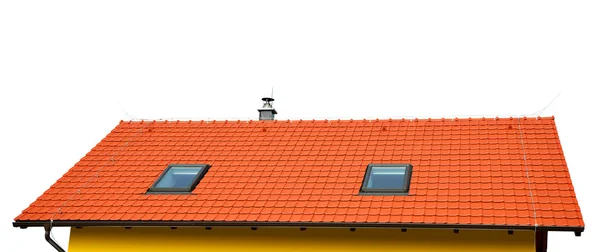 Maison sur le toit avec toit carrelé isolé — Photo