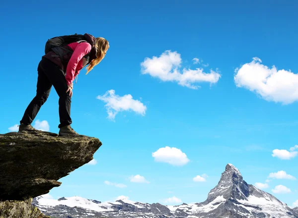 Menina no topo, no fundo montanha Matterhorn — Fotografia de Stock