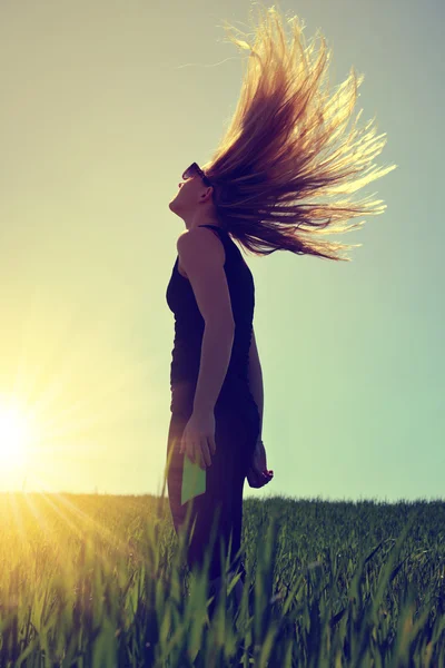 Portrait d'une fille aux cheveux longs — Photo